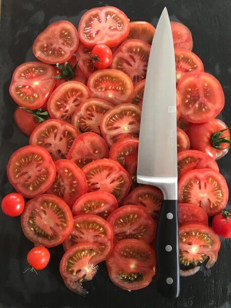 WIDDER Messer liegt auf den zuvor geschnittenen Tomaten